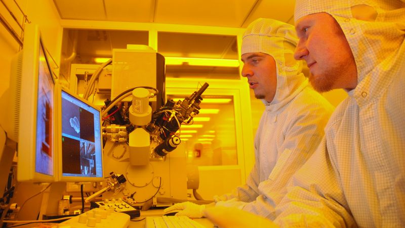 Analyzing  material in the clean room (J. Haaks, CAU)